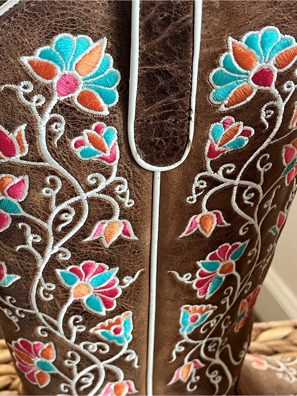 Ariat flower Embroidered Floral Cowboy Boots - Picture 4 of 13